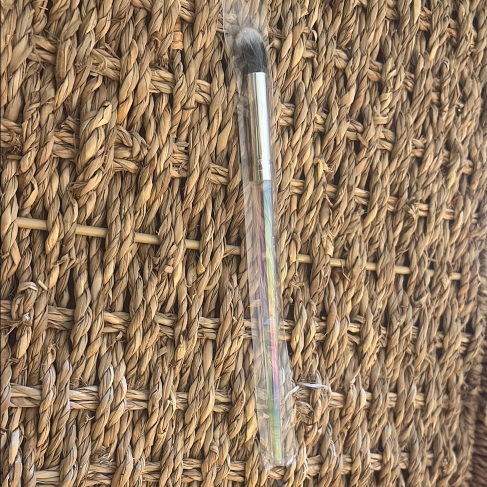 ✨ Iridescent Makeup Brush – Black & Gray Ombre Bristles (EB Brand)